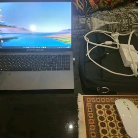 Noutbuk aydyn gijeler