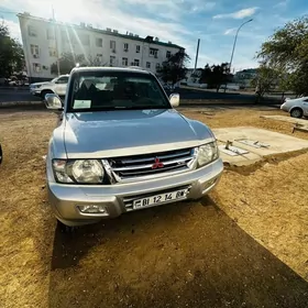 Mitsubishi Pajero 2001