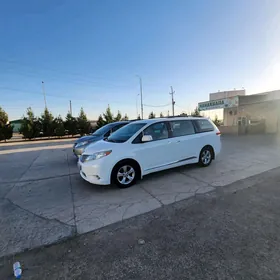 Toyota Sienna 2011