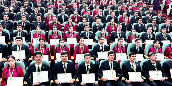 Halkara ynsanperwer ylymlary we ösüş uniwersitetinde ykdysadyýet we filosofiýa boýunça halkara olimpiadalaryň ýeňijileri sylaglanyldy