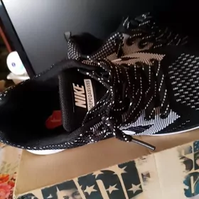 кроссовкиNIKE