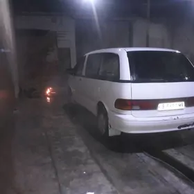 Toyota Previa 1990