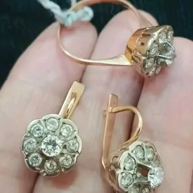 gyzyl komplekt gadymy