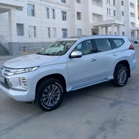 Mitsubishi Pajero 2020