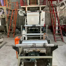 Paket (plyonka) ekstruder