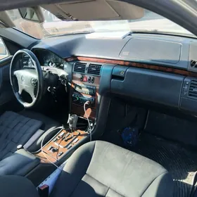 Mercedes-Benz E320 2001