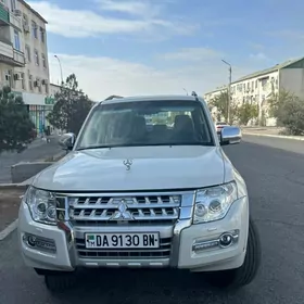 Mitsubishi Pajero 2015