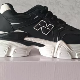 женские кроссовки