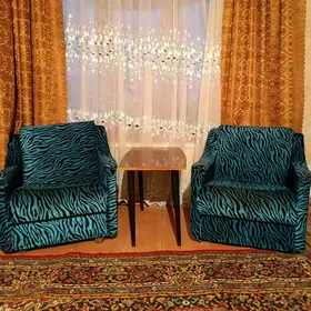 кресла 2 шт., стол 1 шт.