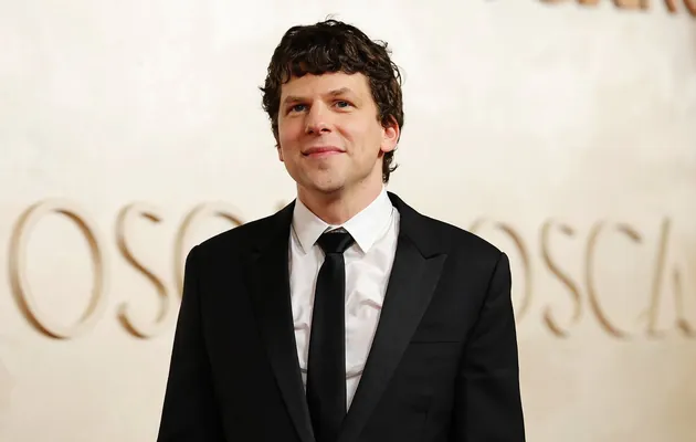 Aktrýor Jessi Aýzenberg ýat adama böwregini mugt berer