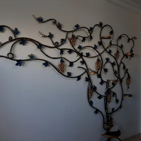 Demirden ýasalan gül goýulýan.