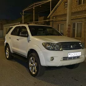 Toyota Fortuner 2010