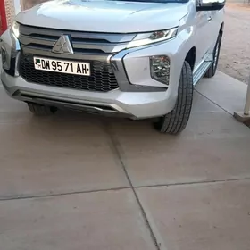 Mitsubishi Pajero 2022