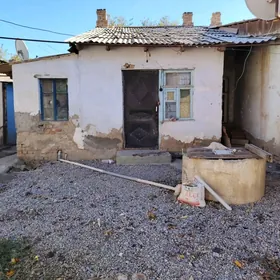 продаётся дом в общем дворе