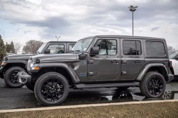 Stellantis отзывает 375 тысяч гибридных Jeep из-за риска возгорания аккумуляторов