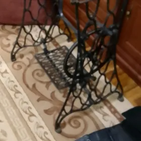 Швейная машинка и стол