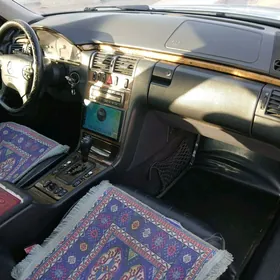 Mercedes-Benz E320 2001
