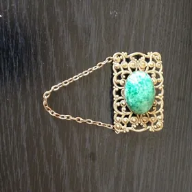 Брошь с зеленым камнем