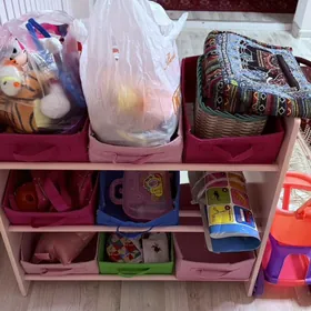 игрушки и стеллаж