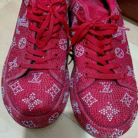 красные кроссовки