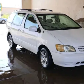 Toyota Sienna 2002