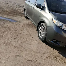 Toyota Sienna 2011