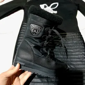 ДЕТСКАЯ ПЛАТЬЕ  И САПОГИ б/у