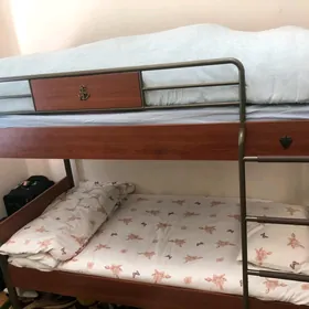 Двухъярусная кровать