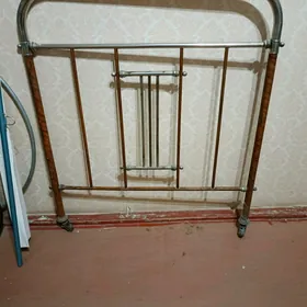 кровать железная