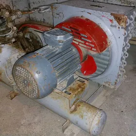 Двигатель от большого холодиль