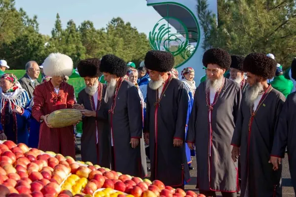 Президент Туркменистана наградил тружеников села медалью в честь Праздника урожая