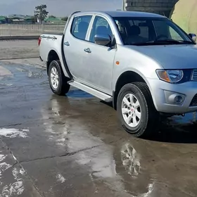 Mitsubishi L200 2012