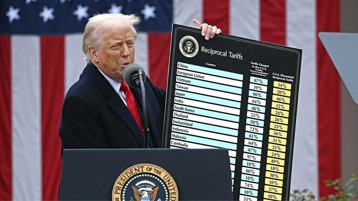 Tramp ABŞ-nyň raýatlaryna paç girdejilerinden 2 müň dollar tölemäge wada berdi