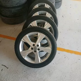 235/45R17