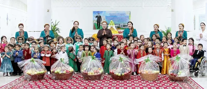 Воспитанникам Döwletliler köşgi и пациентам реабилитационного центра в Аркадаге вручили подарки