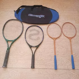 ракетки, и теннисные мячи.