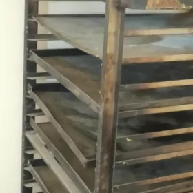 Тележка листами для выпечки мучных изделий на коле