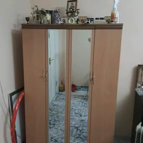 Мебель Шкаф и кровать.