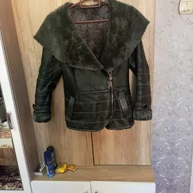 Чистый коженнй курка женский