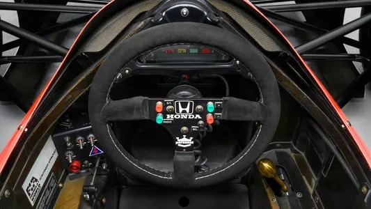 Aýrton Sennanyň meşhur Formula-1 bolidi auksiona çykarylar