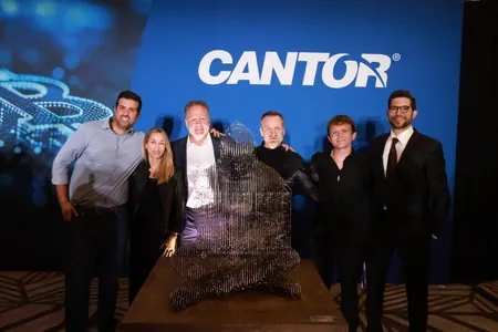 В Майами установили памятник создателю биткоина Сатоши Накамото