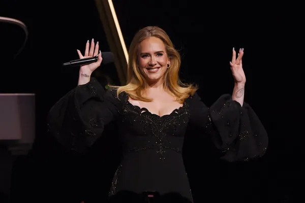 Britaniýaly aýdymçy Adel ilkinji gezek kinoda surata düşer