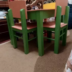 Стол, стулья.