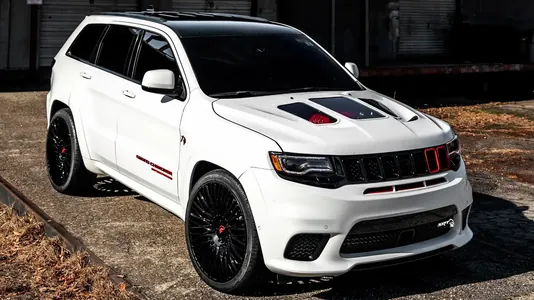 Işlenenden soň Jeep Grand Cherokee 1150 at güýjüni aldy we aňyrsy görnüp duran kapota eýe boldy