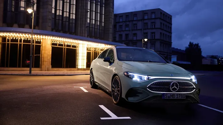 Mercedes-Benz benzinli hereketlendirijili CLA-nyň peýda bolandygyny mälim etdi