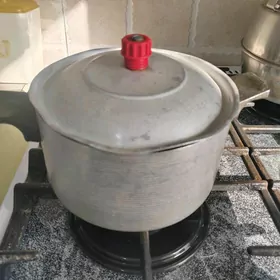 Кастрюли, чашки, дуршлаг