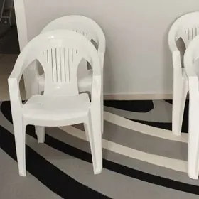 пластиковые стулья и стол