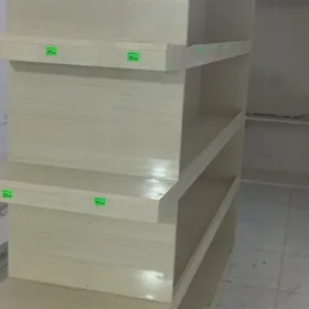 magazin polka stol witrina