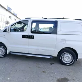 Hyundai H-1 2010