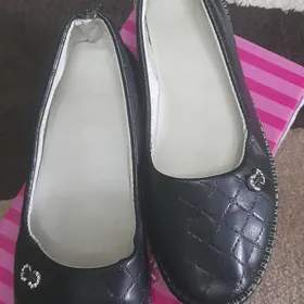 Обувь на девочку.